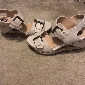 R2 wedges